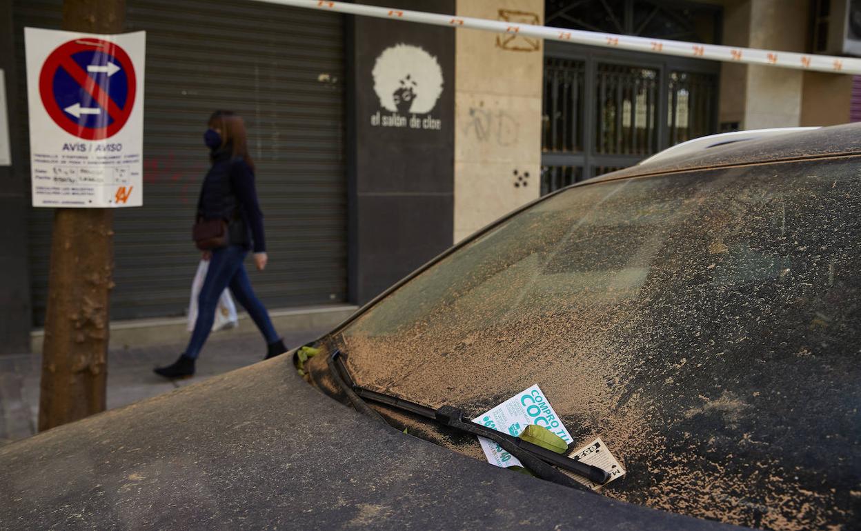 Una capa de polvo cubre los coches en Valencia. 