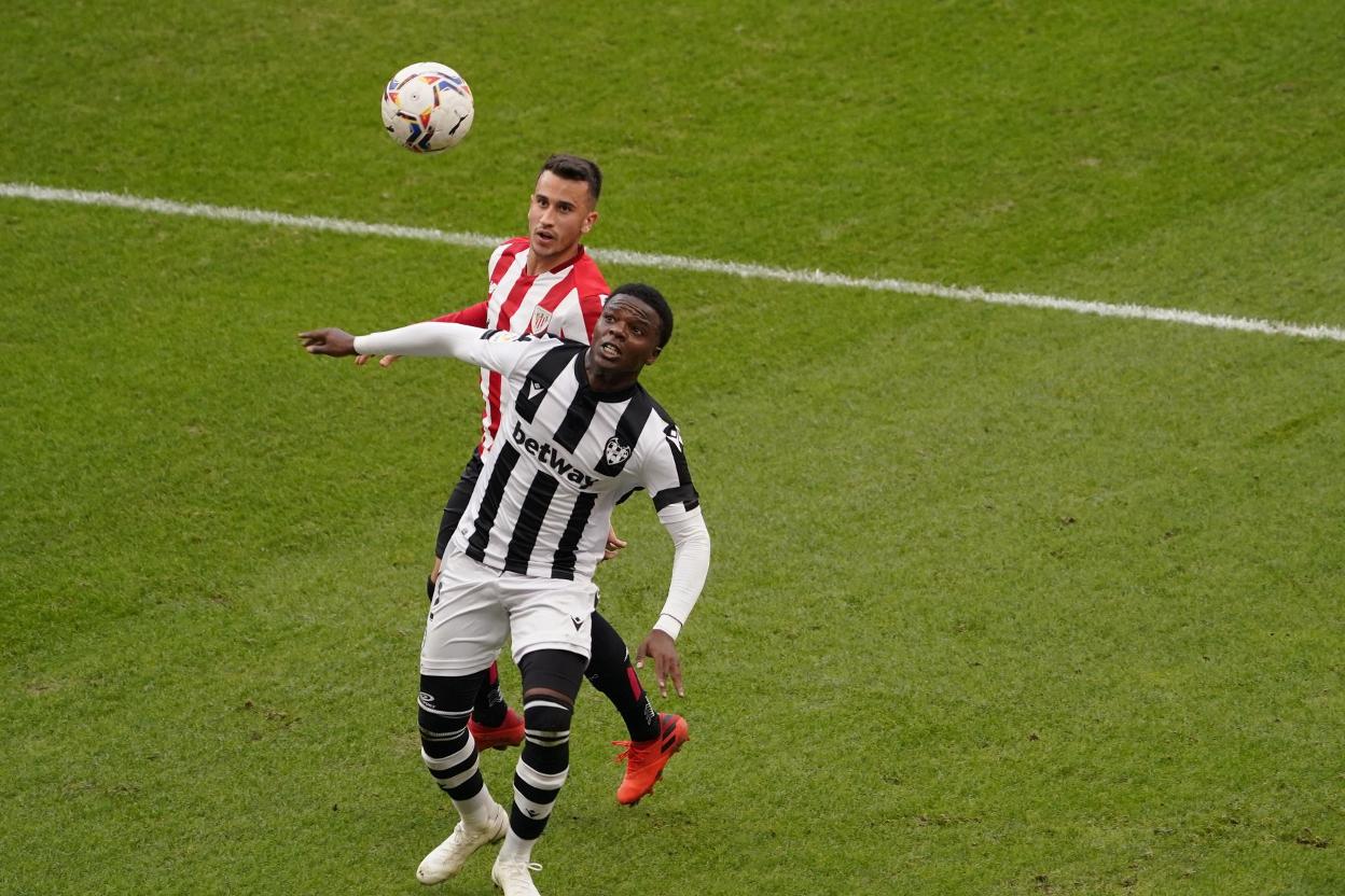 Malsa controla un balón en San Mamés. ignacio pérez jiménez