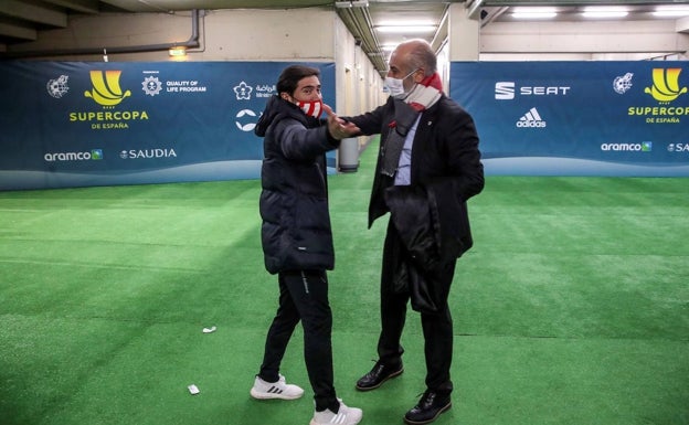 Marcelino García Toral, saluda al presidente del Athletic en la celebración de la Supercopa. 