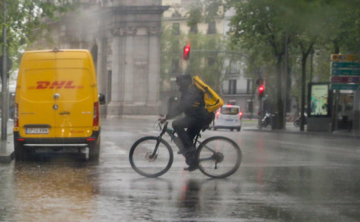 Un repartidor en Madrid. 