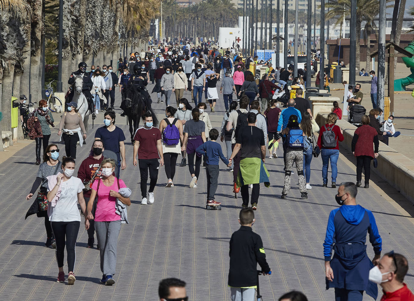 A falta de otras distracciones -los comercios están cerrados y escasean las ofertas de ocio y culturales- los valencianos se han lanzado este fin de semana a los parques, paseos y playas de la ciudad para disfrutar de este fin de semana de restricciones a causa de la pandemia de Covid. Los largos paseos y la práctica de deportes como el running o el surf son ahora las formas preferidas de ocio. 