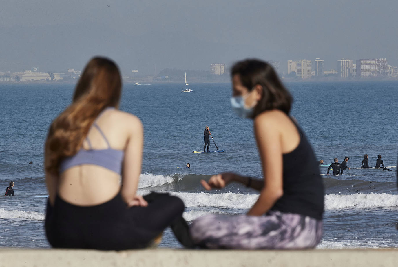 A falta de otras distracciones -los comercios están cerrados y escasean las ofertas de ocio y culturales- los valencianos se han lanzado este fin de semana a los parques, paseos y playas de la ciudad para disfrutar de este fin de semana de restricciones a causa de la pandemia de Covid. Los largos paseos y la práctica de deportes como el running o el surf son ahora las formas preferidas de ocio. 