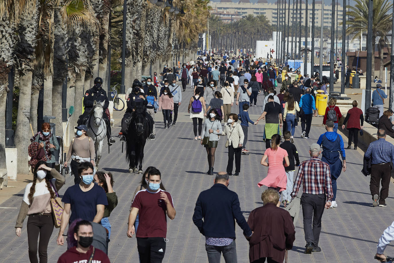 A falta de otras distracciones -los comercios están cerrados y escasean las ofertas de ocio y culturales- los valencianos se han lanzado este fin de semana a los parques, paseos y playas de la ciudad para disfrutar de este fin de semana de restricciones a causa de la pandemia de Covid. Los largos paseos y la práctica de deportes como el running o el surf son ahora las formas preferidas de ocio. 