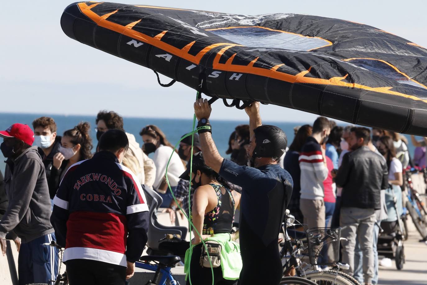 A falta de otras distracciones -los comercios están cerrados y escasean las ofertas de ocio y culturales- los valencianos se han lanzado este fin de semana a los parques, paseos y playas de la ciudad para disfrutar de este fin de semana de restricciones a causa de la pandemia de Covid. Los largos paseos y la práctica de deportes como el running o el surf son ahora las formas preferidas de ocio. 