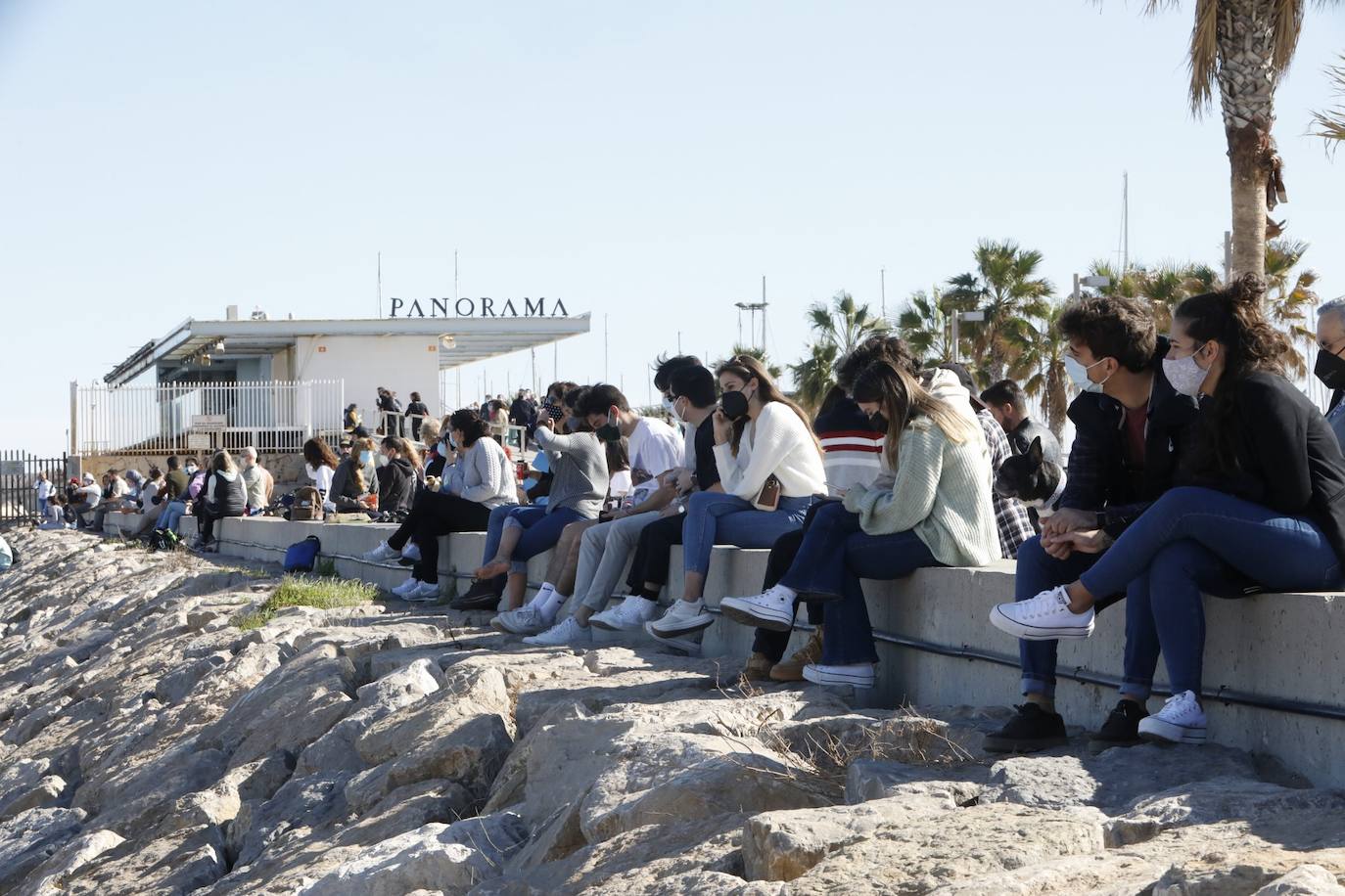 A falta de otras distracciones -los comercios están cerrados y escasean las ofertas de ocio y culturales- los valencianos se han lanzado este fin de semana a los parques, paseos y playas de la ciudad para disfrutar de este fin de semana de restricciones a causa de la pandemia de Covid. Los largos paseos y la práctica de deportes como el running o el surf son ahora las formas preferidas de ocio. 