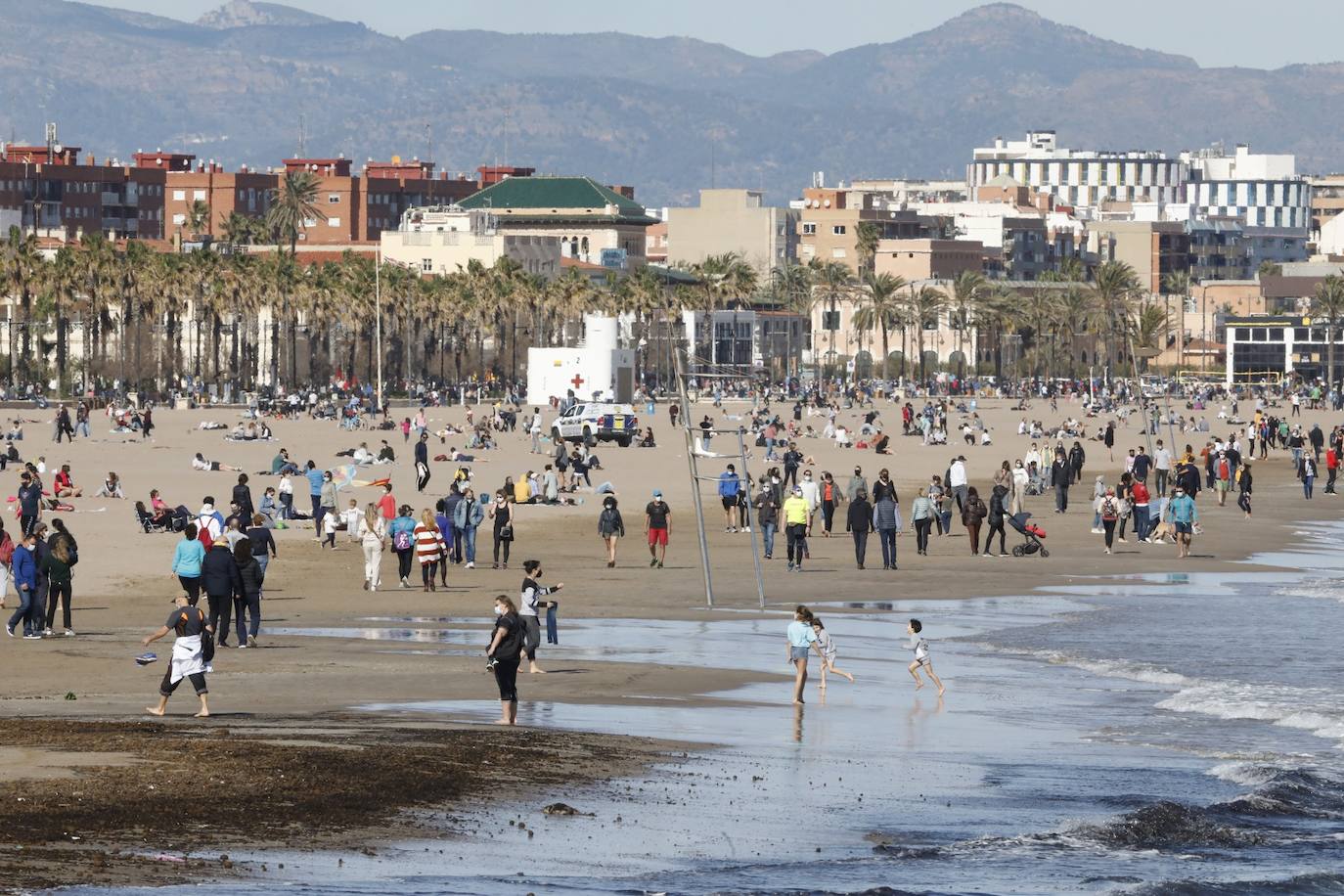 A falta de otras distracciones -los comercios están cerrados y escasean las ofertas de ocio y culturales- los valencianos se han lanzado este fin de semana a los parques, paseos y playas de la ciudad para disfrutar de este fin de semana de restricciones a causa de la pandemia de Covid. Los largos paseos y la práctica de deportes como el running o el surf son ahora las formas preferidas de ocio. 