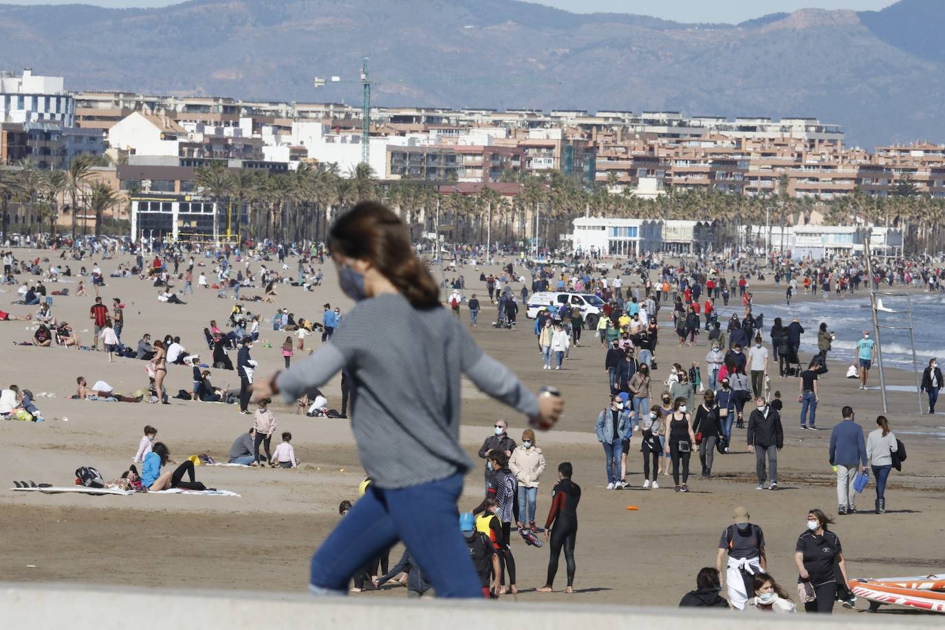 A falta de otras distracciones -los comercios están cerrados y escasean las ofertas de ocio y culturales- los valencianos se han lanzado este fin de semana a los parques, paseos y playas de la ciudad para disfrutar de este fin de semana de restricciones a causa de la pandemia de Covid. Los largos paseos y la práctica de deportes como el running o el surf son ahora las formas preferidas de ocio. 