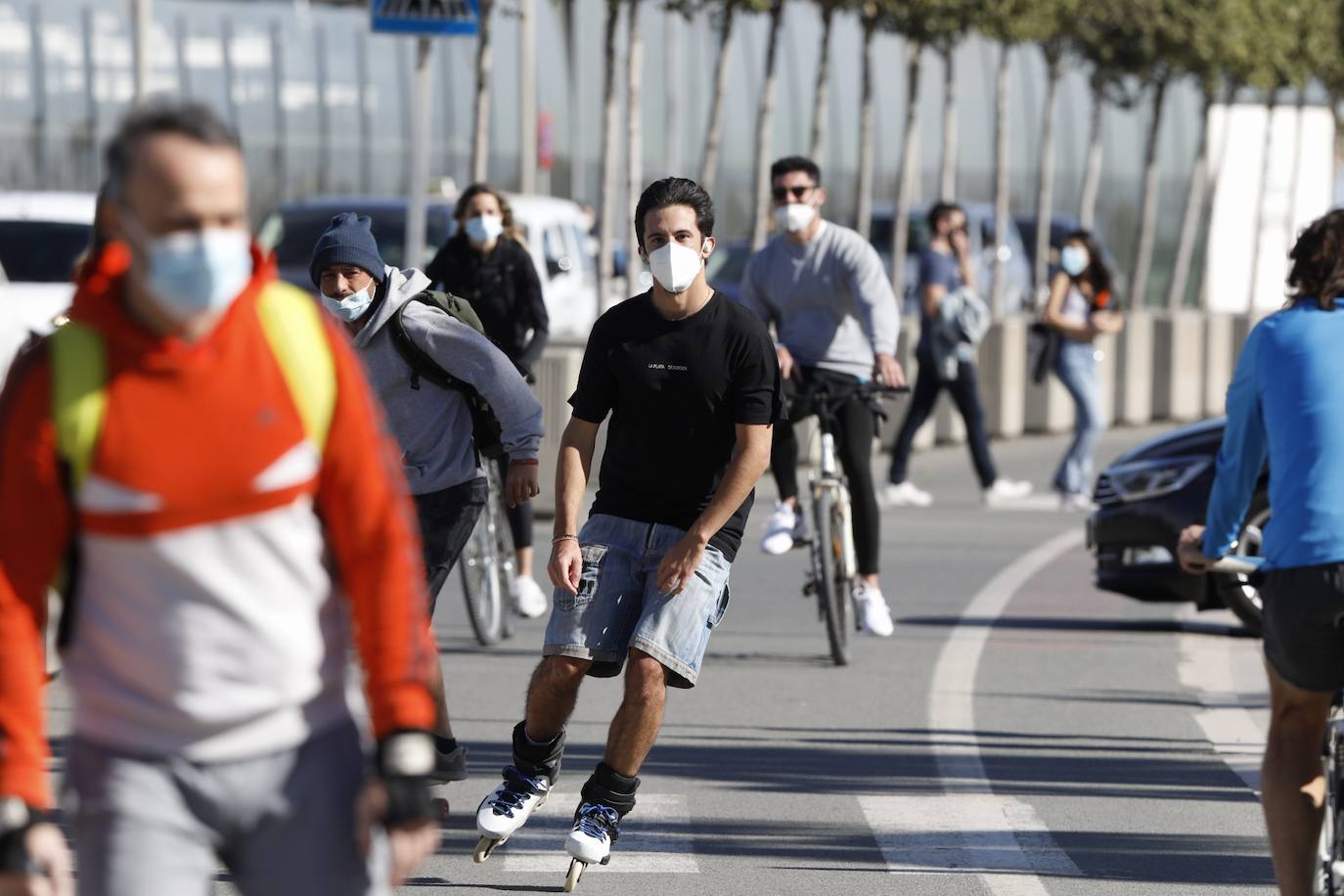 A falta de otras distracciones -los comercios están cerrados y escasean las ofertas de ocio y culturales- los valencianos se han lanzado este fin de semana a los parques, paseos y playas de la ciudad para disfrutar de este fin de semana de restricciones a causa de la pandemia de Covid. Los largos paseos y la práctica de deportes como el running o el surf son ahora las formas preferidas de ocio. 