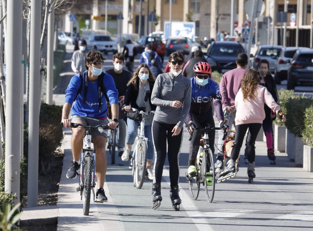 A falta de otras distracciones -los comercios están cerrados y escasean las ofertas de ocio y culturales- los valencianos se han lanzado este fin de semana a los parques, paseos y playas de la ciudad para disfrutar de este fin de semana de restricciones a causa de la pandemia de Covid. Los largos paseos y la práctica de deportes como el running o el surf son ahora las formas preferidas de ocio. 