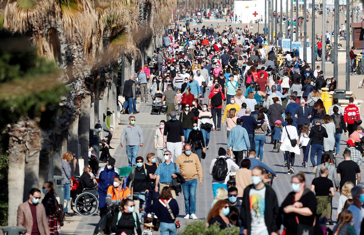 A falta de otras distracciones -los comercios están cerrados y escasean las ofertas de ocio y culturales- los valencianos se han lanzado este fin de semana a los parques, paseos y playas de la ciudad para disfrutar de este fin de semana de restricciones a causa de la pandemia de Covid. Los largos paseos y la práctica de deportes como el running o el surf son ahora las formas preferidas de ocio. 