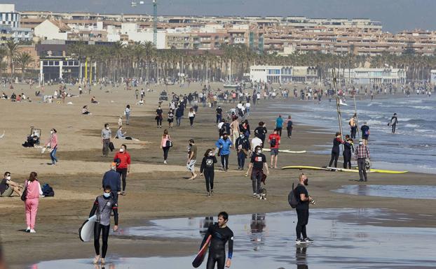 Galería. Los valencianos disfrutan en parques y playas un fin de semana de restricciones. 