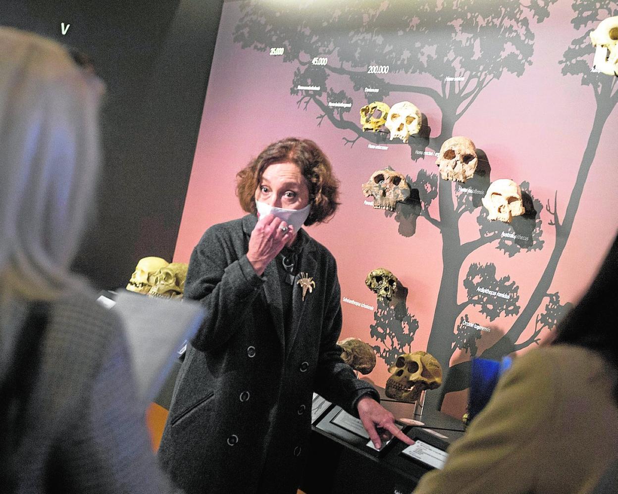 Una de las técnicas del museo, el pasado diciembre, presentando la reforma de la primera planta. LP
