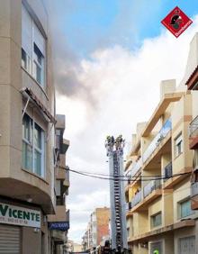 Imagen secundaria 2 - Pavoroso incendio en un piso en El Campello