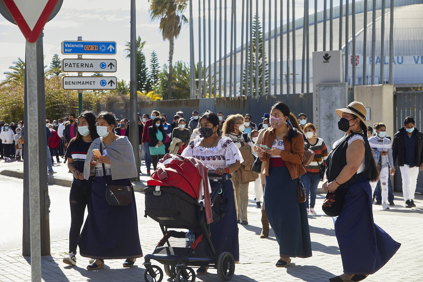 Fotos: Miles de ecuatorianos acuden a votar en Feria Valencia