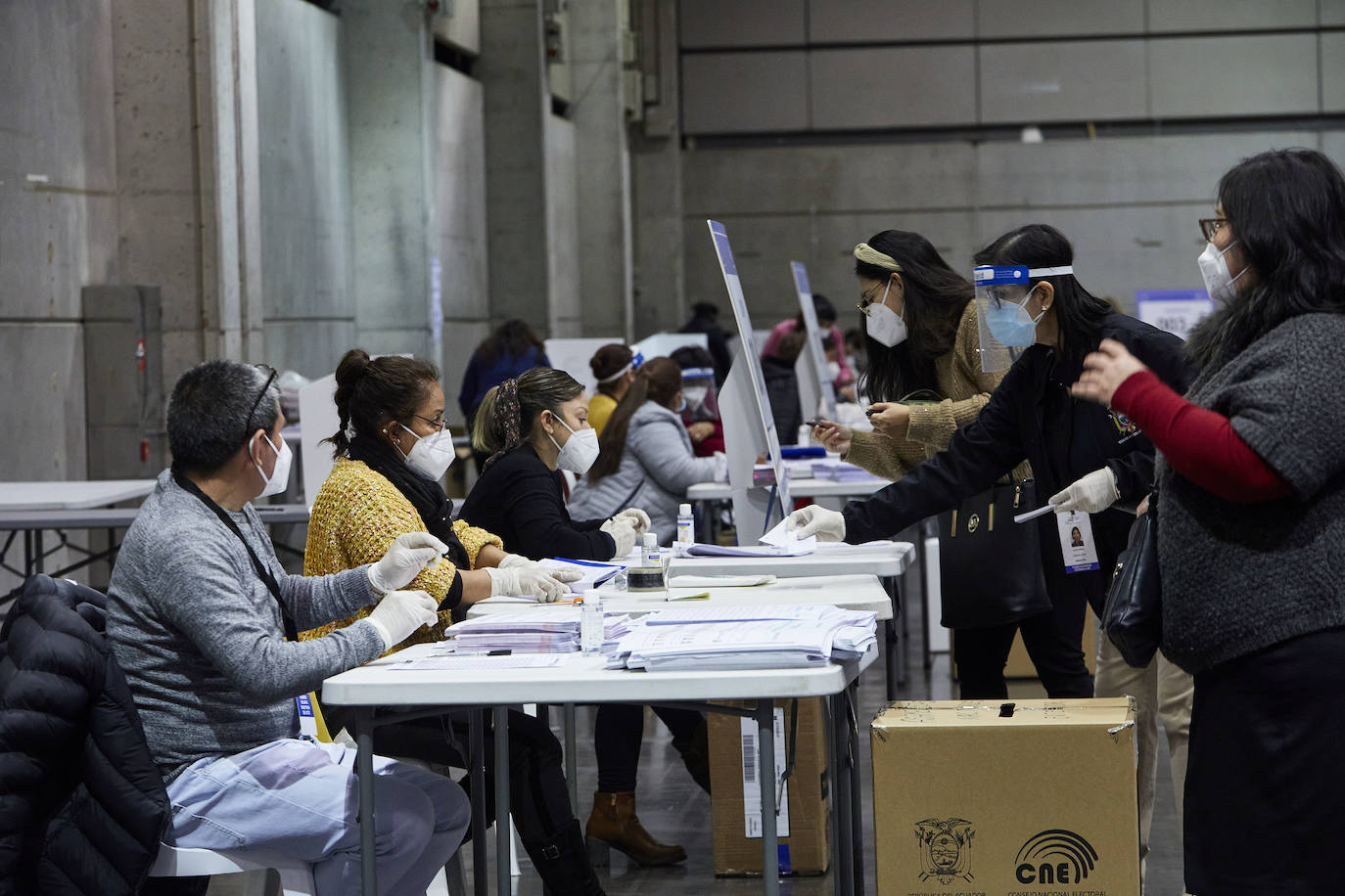 Fotos: Miles de ecuatorianos acuden a votar en Feria Valencia