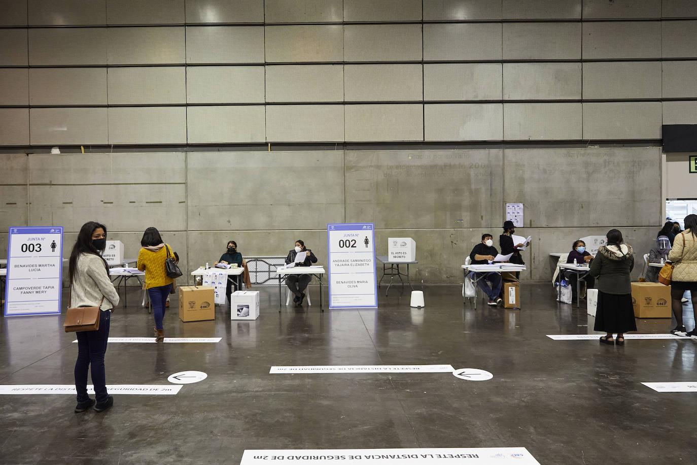 Fotos: Miles de ecuatorianos acuden a votar en Feria Valencia
