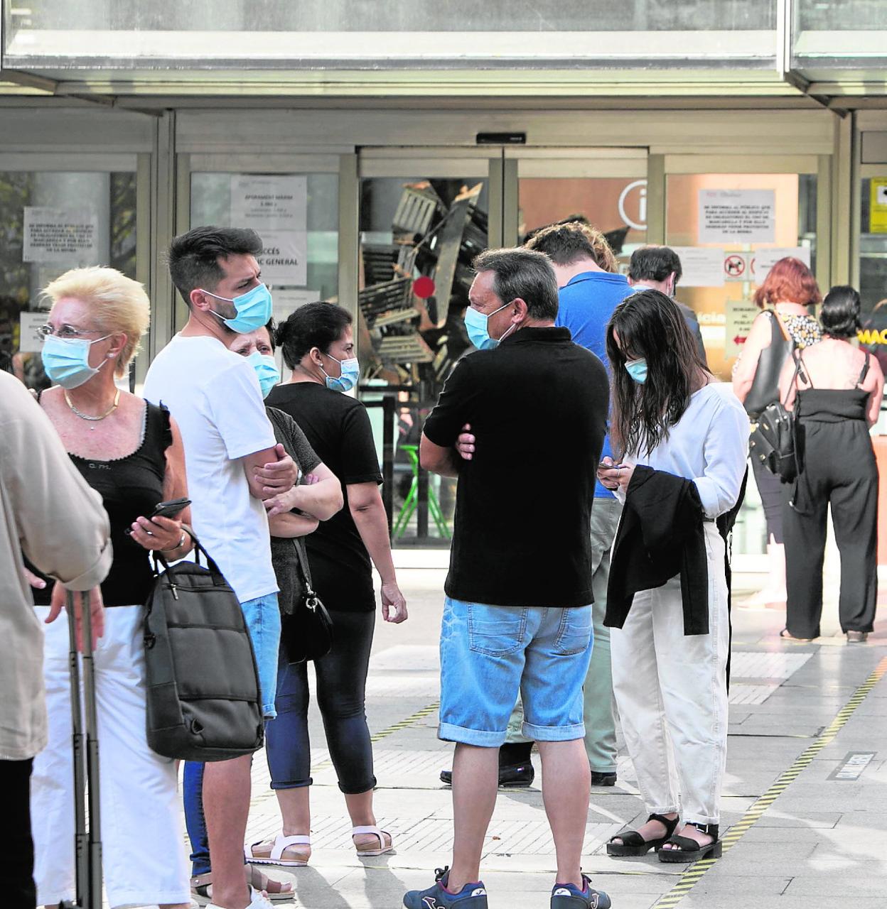 Colas de ciudadanos en la entrada de la Ciudad de la Justicia. D. TORRES