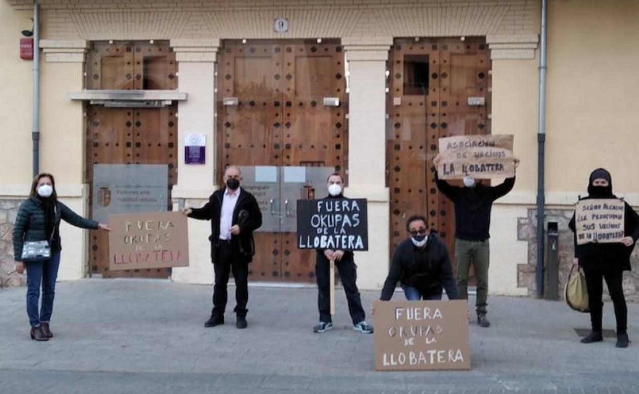 Los vecinos protestan ante las puertas del ayuntamiento. 