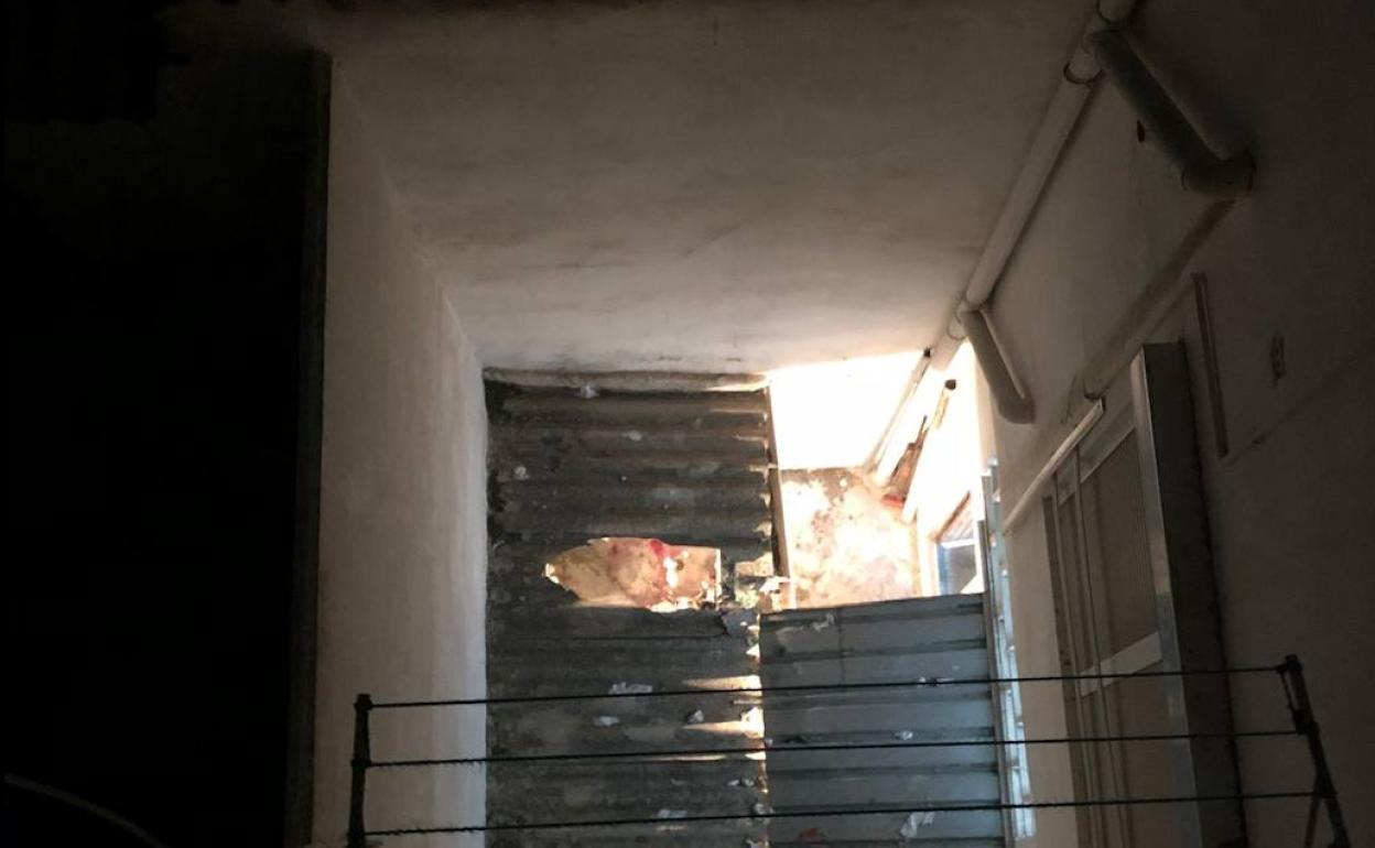 La uralita rota tras la caída del niño