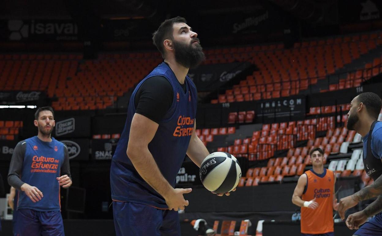 Bojan Dubljevic, entrenando con el balón de la Copa del Rey.