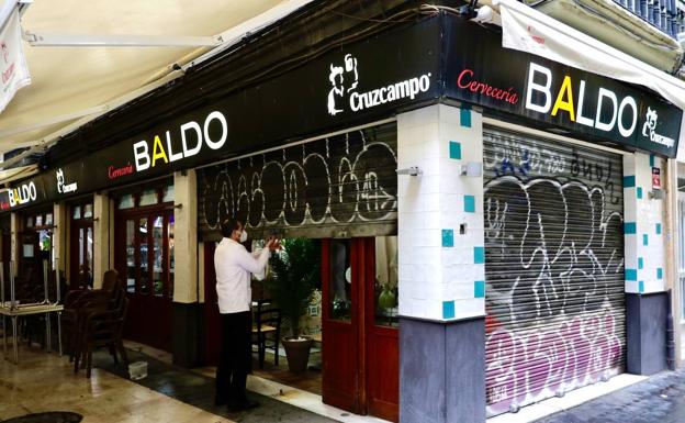 Cierre de un bar en el centro de Valencia. 