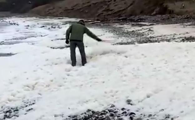 Una extraña espuma cubre las playas de Reino Unido