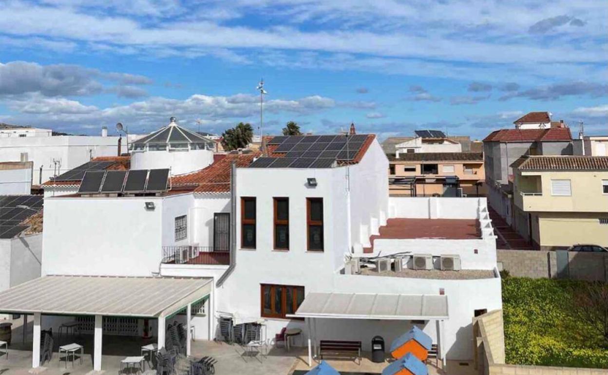 Placas fotovoltaicas en el tejado del edificio consistorial. 