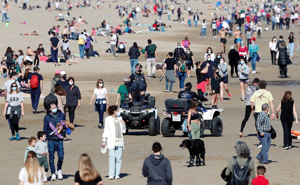 Aspecto de la playa de Valencia un fin de semana de confinamiento municipal. 