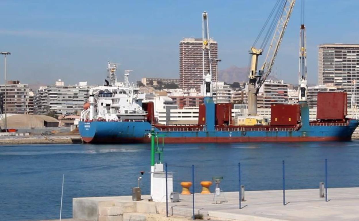 Carga y descarga de graneles en el puerto de la capital alicantina. 