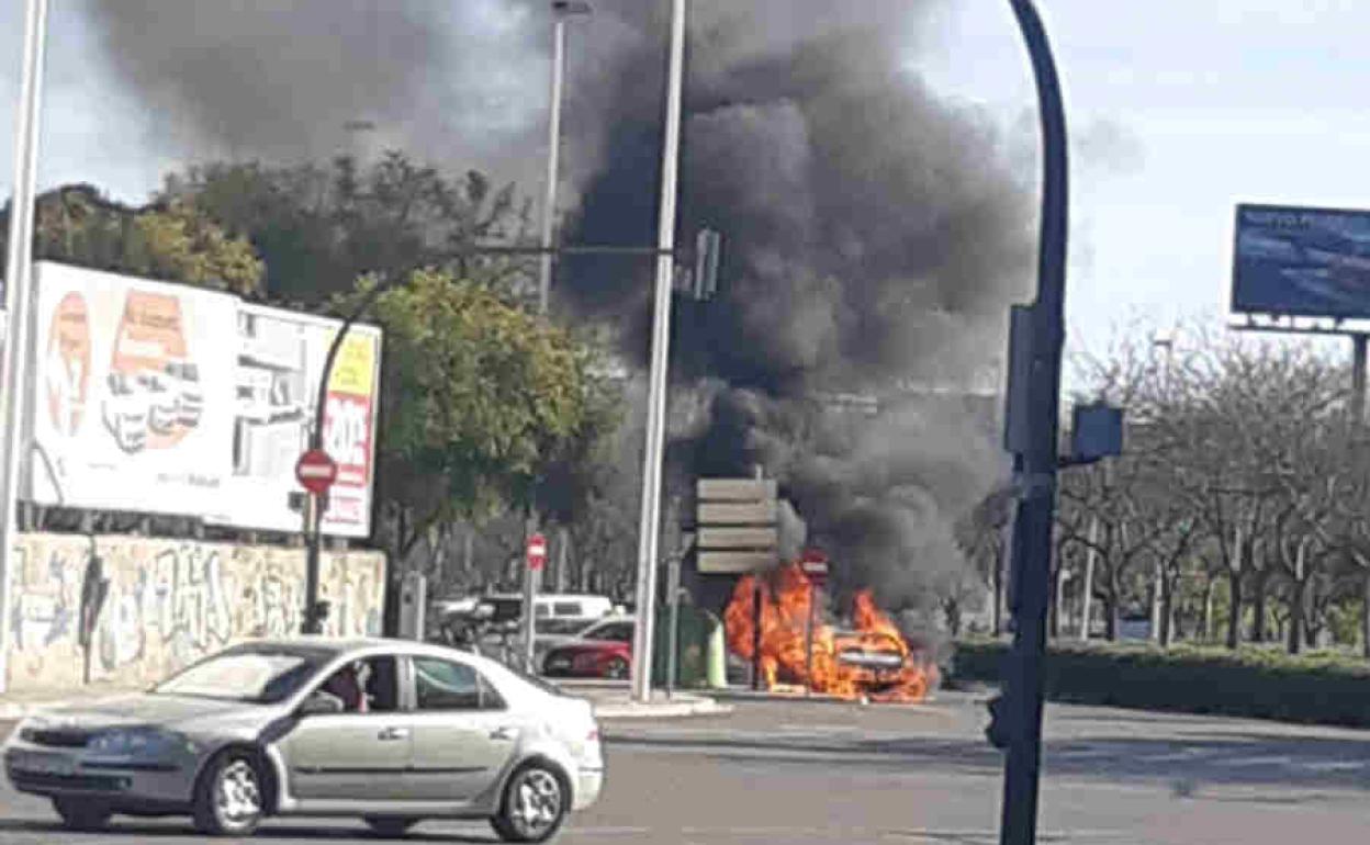 Coche incendiado en Tres Cruces.