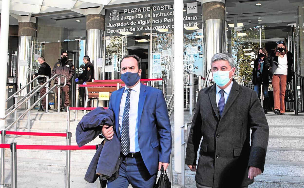 El abogado Elías Castejón, a la derecha, declara como investigado por su condición de administrador de Neurona S.L., filial de la matriz mexicana. 