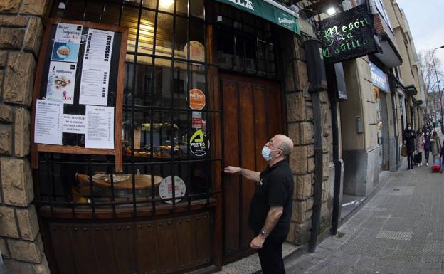 Un hostelero abre su bar en Bilbao. 