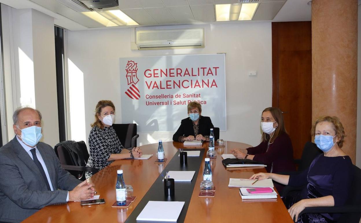 La consellera de Sanidad, Ana Barceló, con la presidenta del Colegio de Médicos de Valencia, Mercedes Hurtado, y el vicepresidente de la institución colegial, Pedro Ibor.