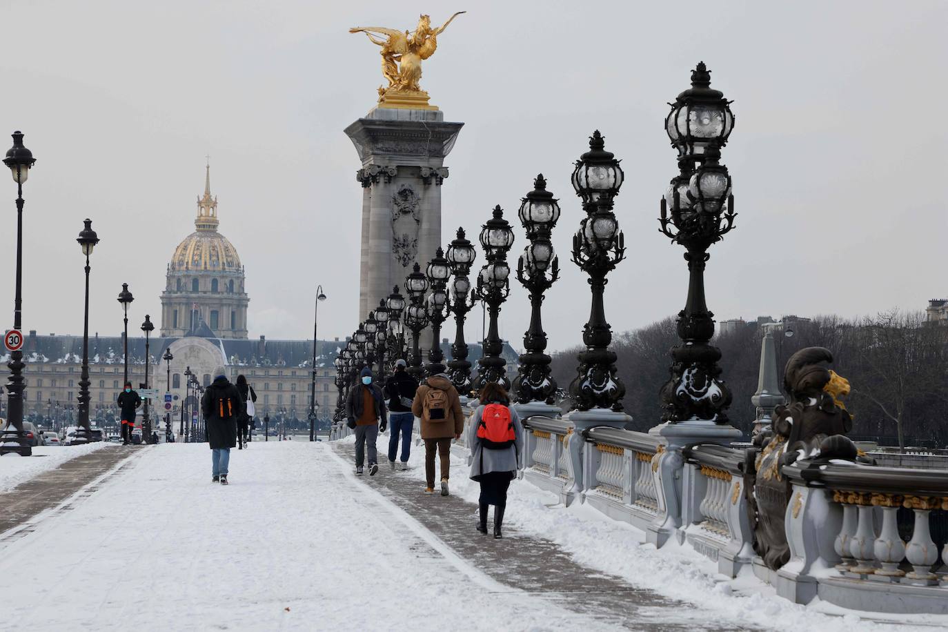 La tormenta Darcy que azota a varios países de Europa provocó que la capital francesa amaneciera con temperaturas bajo cero y con calles e históricos monumentos teñidos de blanco. 