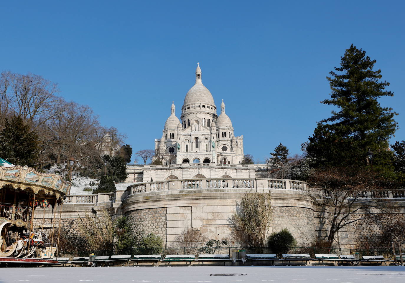 La tormenta Darcy que azota a varios países de Europa provocó que la capital francesa amaneciera con temperaturas bajo cero y con calles e históricos monumentos teñidos de blanco. En la imagen, la colina de Montmartre cerca de la Basílica del Sacré Coeur