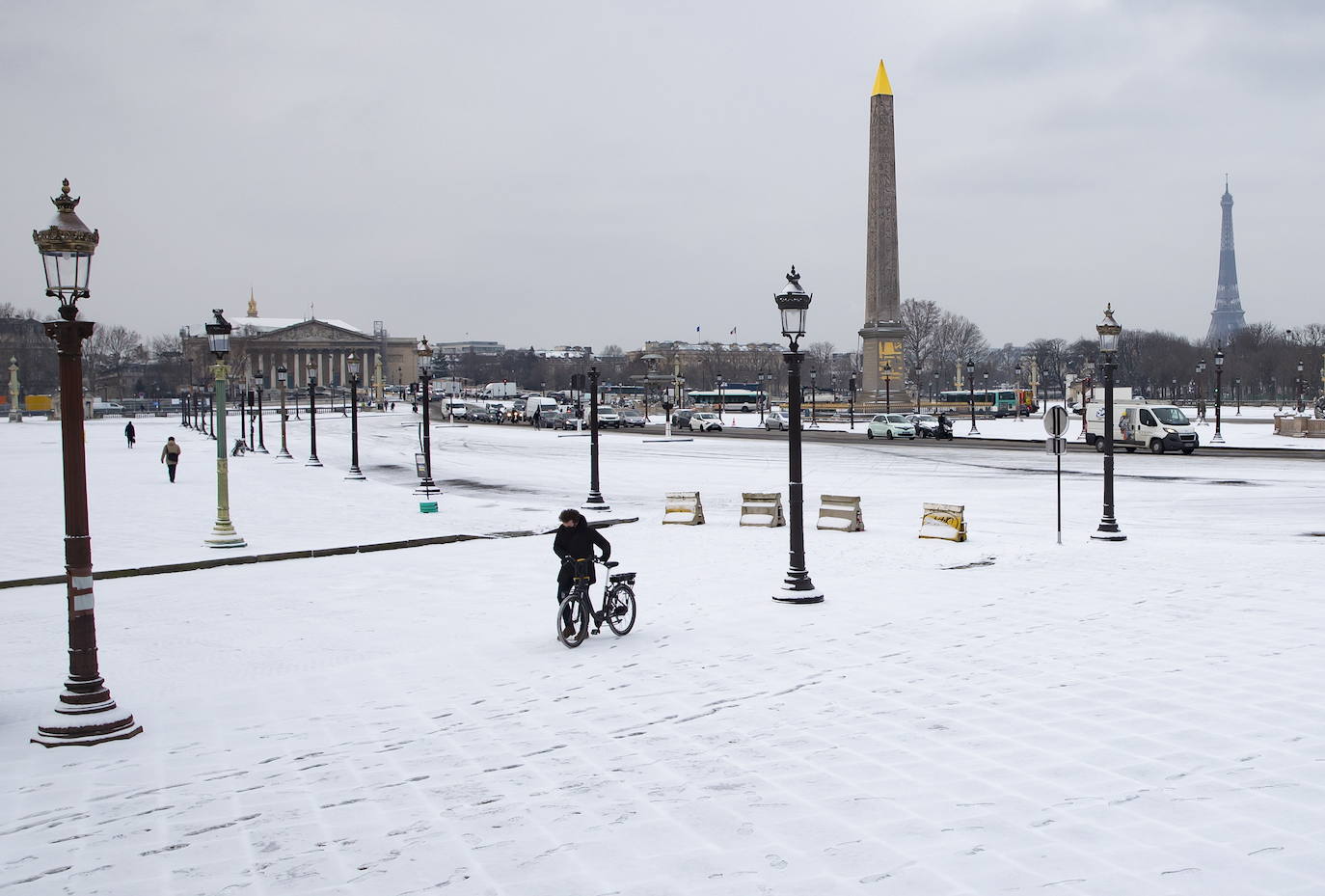 La tormenta Darcy que azota a varios países de Europa provocó que la capital francesa amaneciera con temperaturas bajo cero y con calles e históricos monumentos teñidos de blanco. 