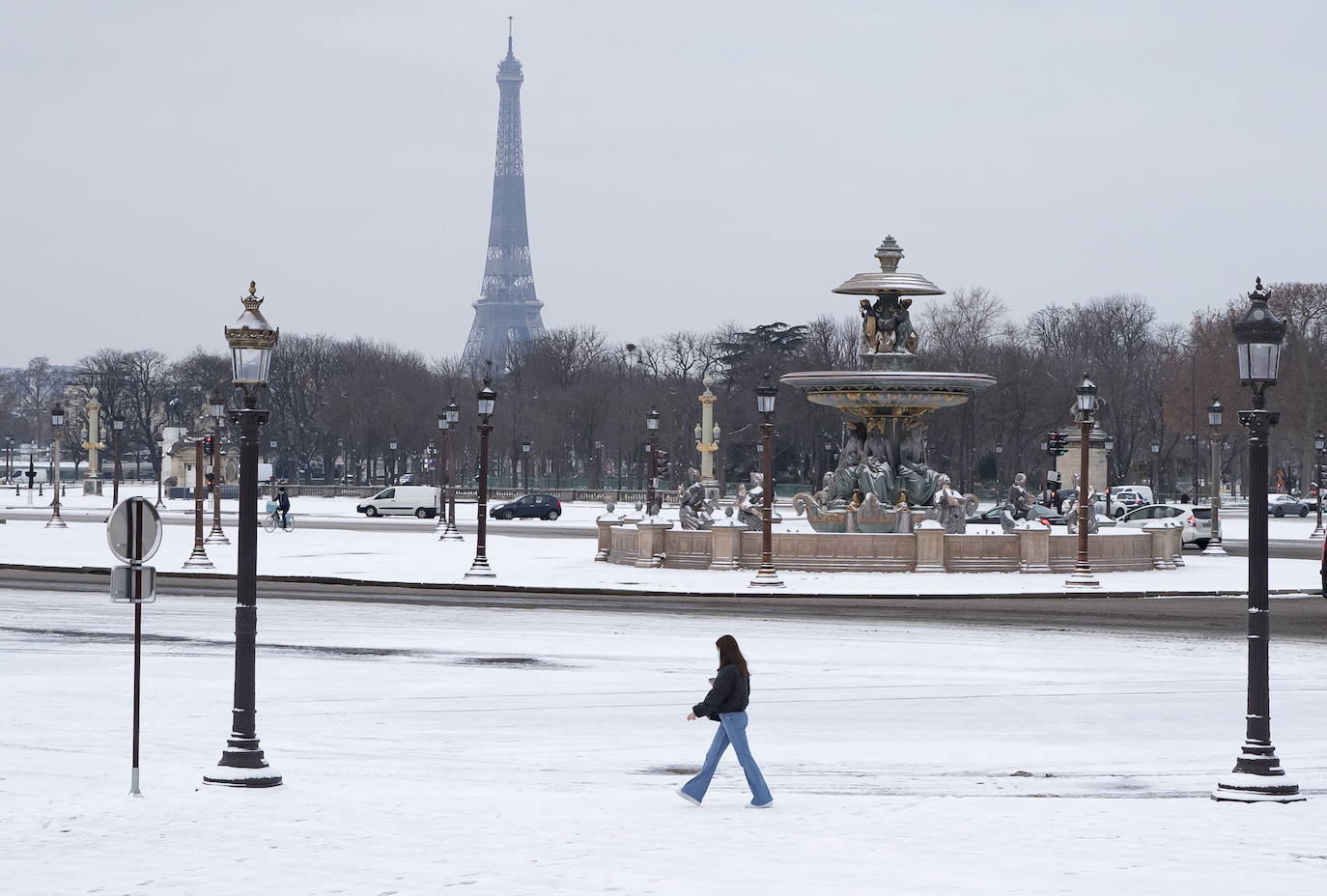 La tormenta Darcy que azota a varios países de Europa provocó que la capital francesa amaneciera con temperaturas bajo cero y con calles e históricos monumentos teñidos de blanco. 