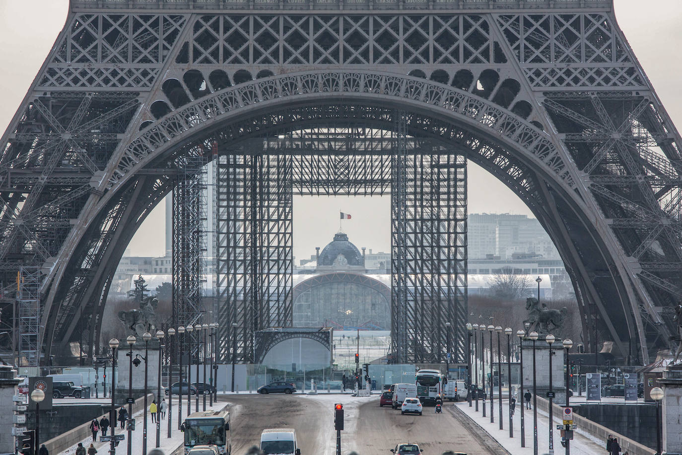 La tormenta Darcy que azota a varios países de Europa provocó que la capital francesa amaneciera con temperaturas bajo cero y con calles e históricos monumentos teñidos de blanco. 