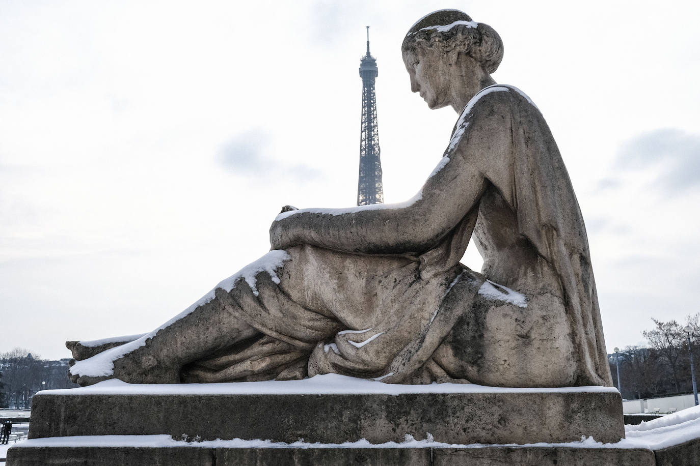 La tormenta Darcy que azota a varios países de Europa provocó que la capital francesa amaneciera con temperaturas bajo cero y con calles e históricos monumentos teñidos de blanco. 