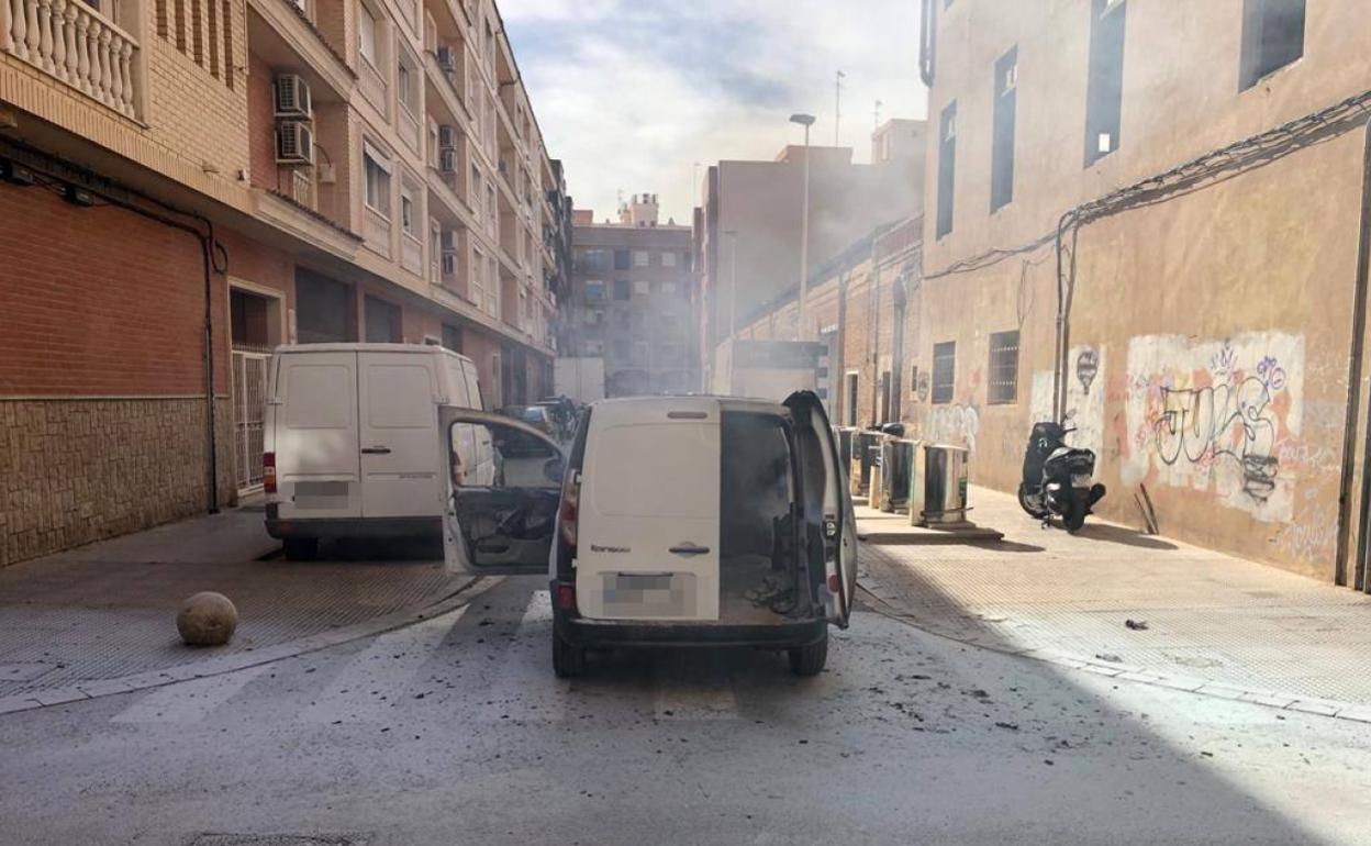 Un trabajador resulta herido en el incendio de una furgoneta en Alboraya