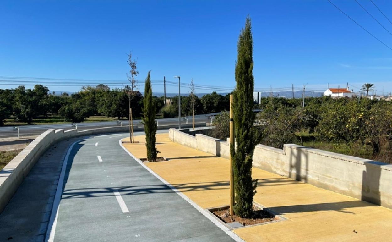 Tramo de carril bici en Alzira de reciente construcción. 