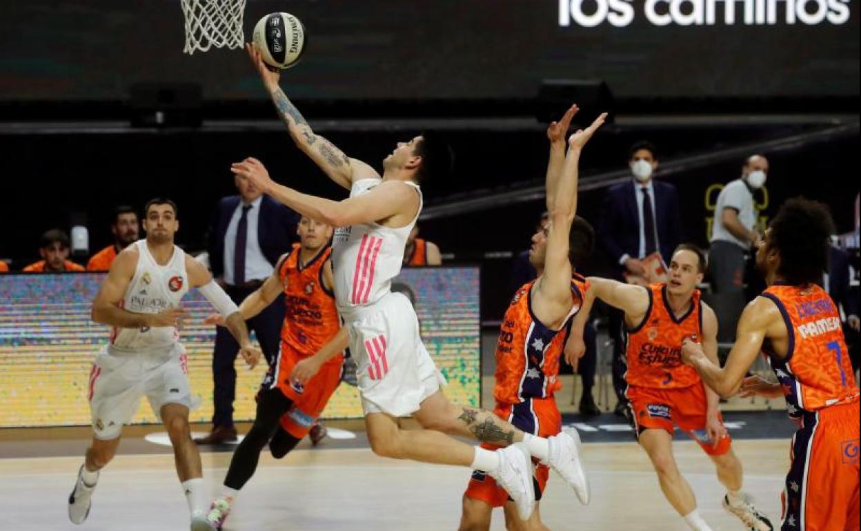 Gabriel Deck entra a canasta ante la defensa del Valencia.