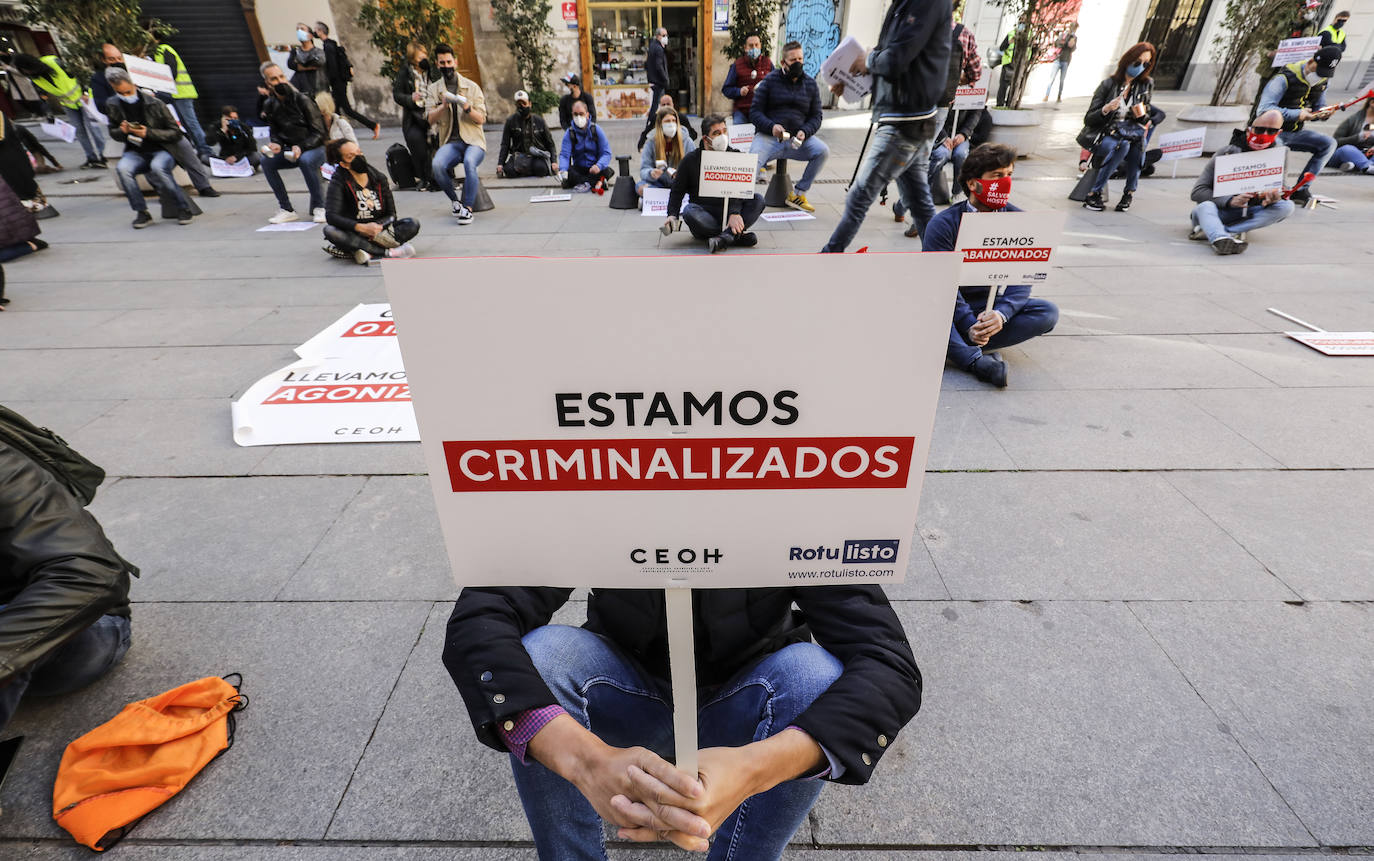 Fotos: El sector de la hostelería de la Comunitat protesta en Valencia para rechazar la prórroga del cierre y exigir un plan de rescate