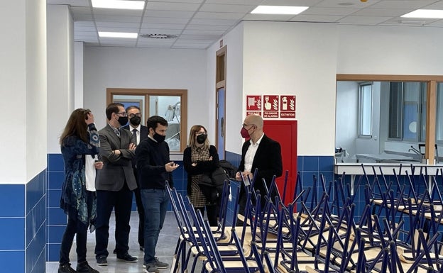 Imagen principal - La visita de Marzà por las nuevas instalaciones. 