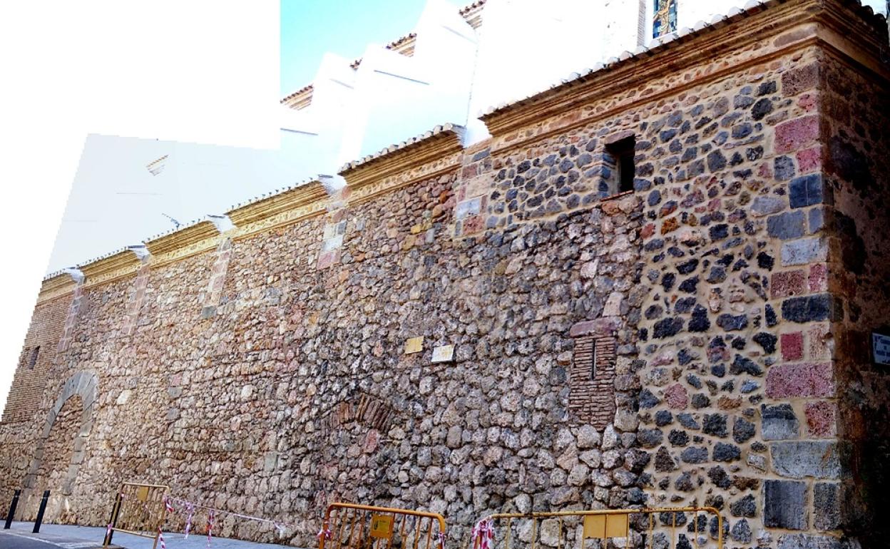 Fachada de la iglesia donde se pueden ver las puertas y ventanas que han aparecido. 