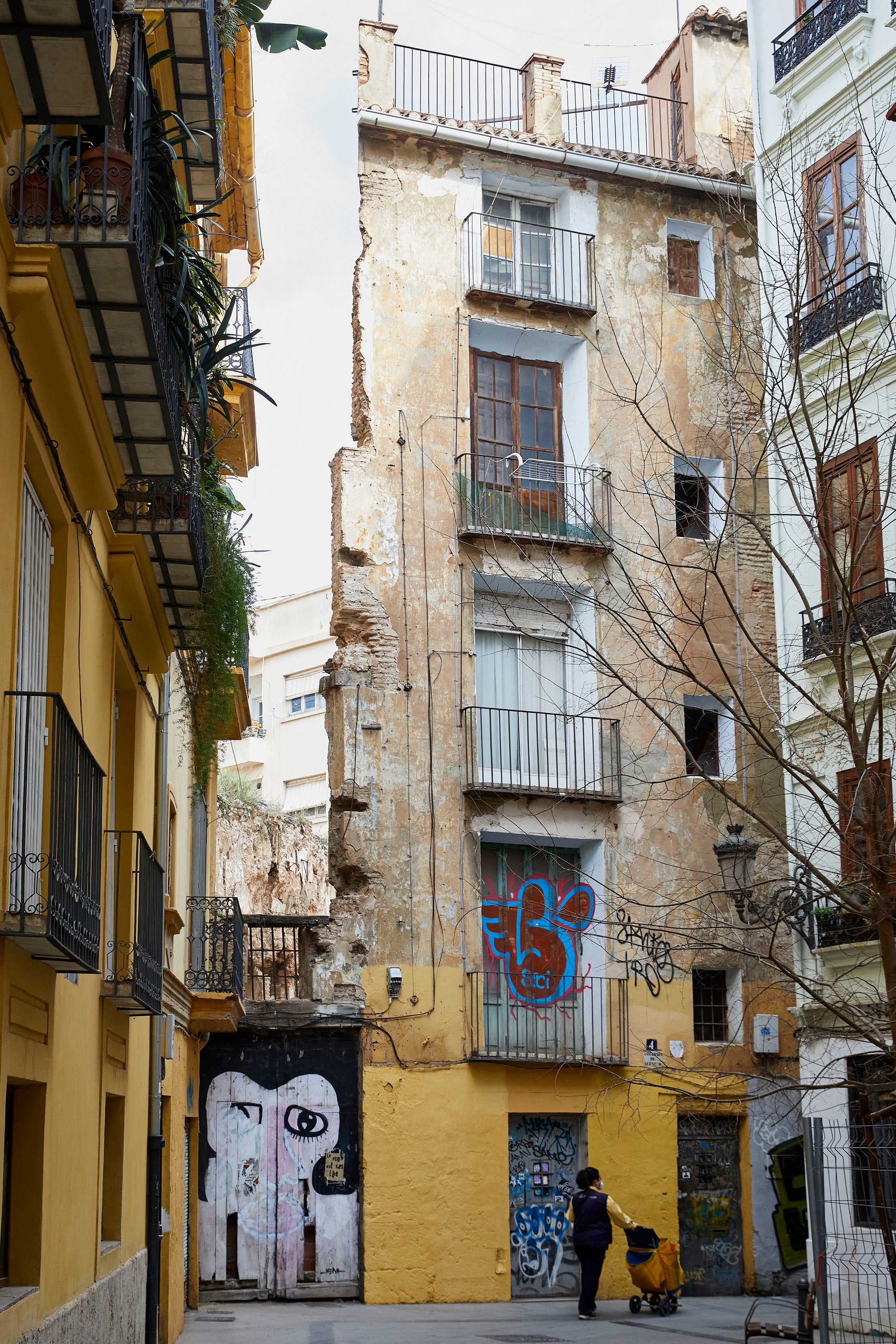 Solares en Ciutat Vella. 