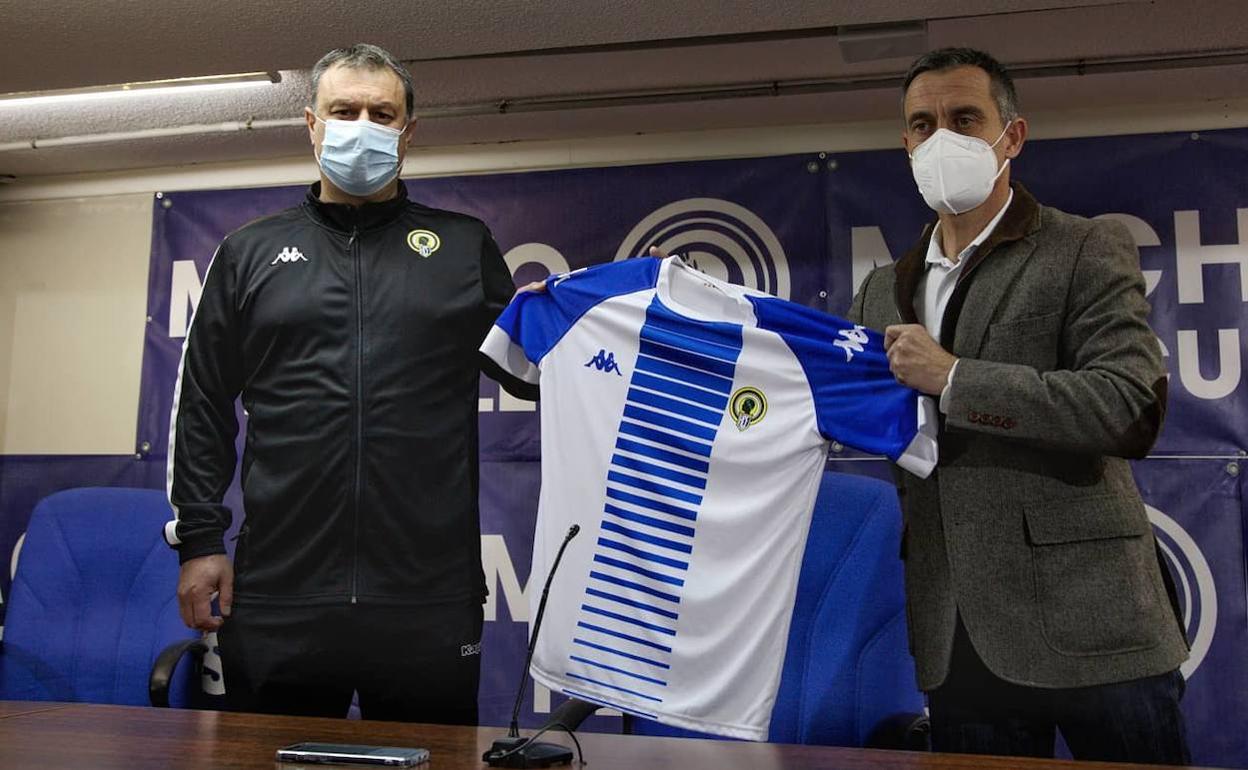 Manolo Díaz junto a Carmelo del Pozo en su presentación oficial para el banquillo blanquiazul. 