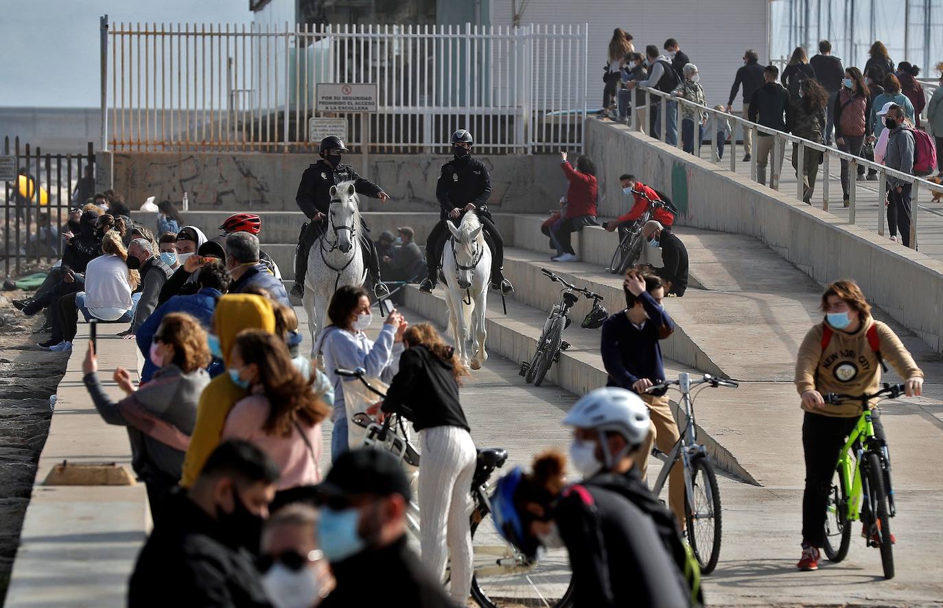 Las bicis toman el antiguo cauce y los paseos, la Malvarrosa