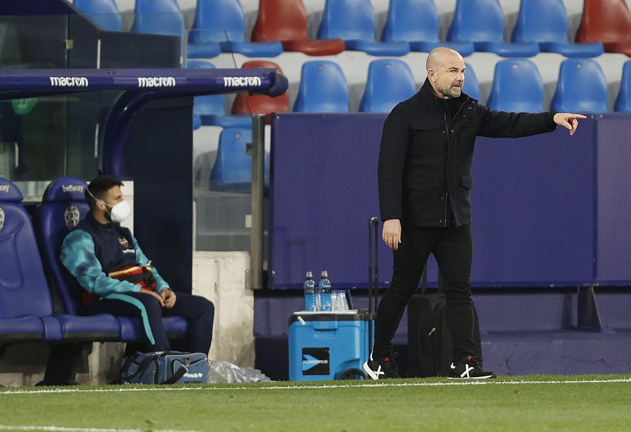 Paco López da instrucciones desde la banda. jesús signes
