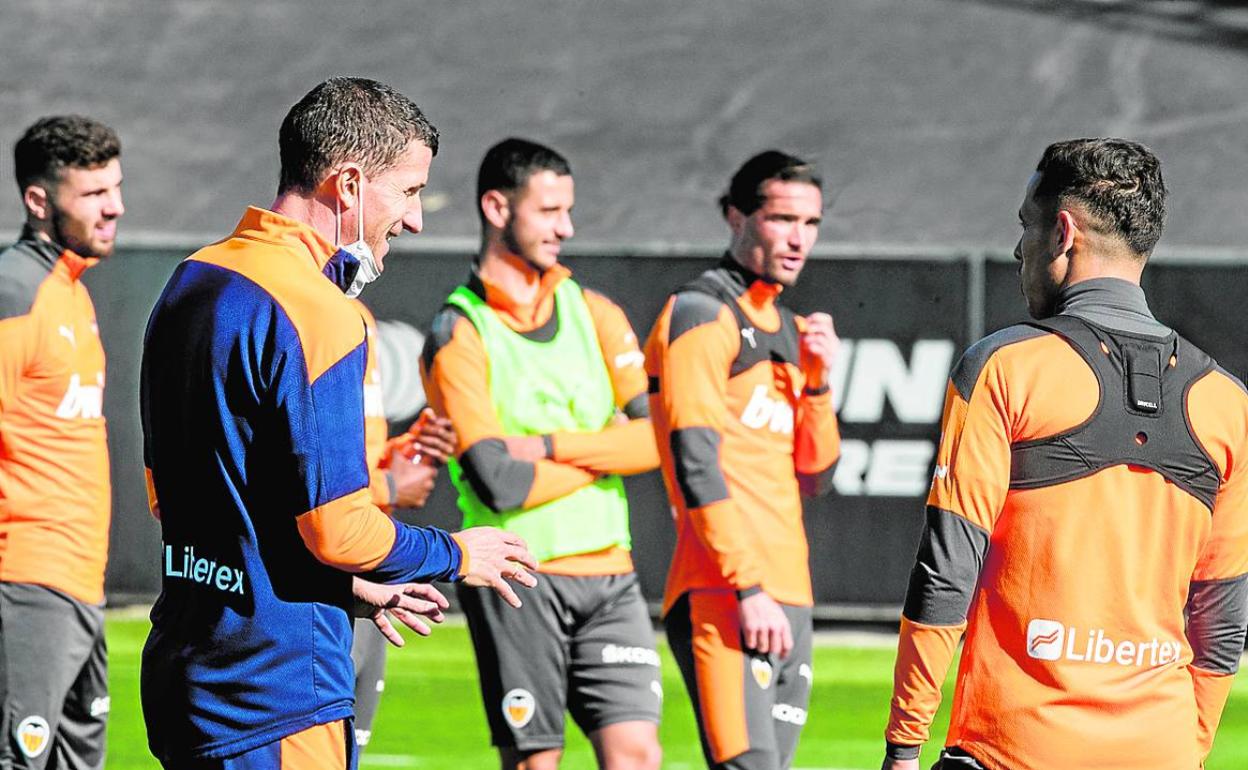 Javi Gracia charla con sus jugadores en un entrenamiento del Valencia en Paterna. 